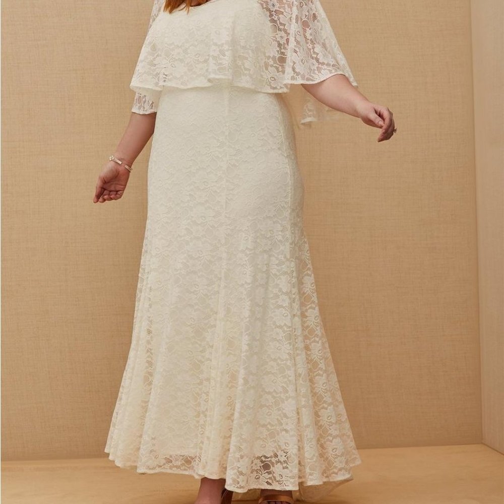 Torrid Ivory Lace Capelet Wedding Dress Size 10